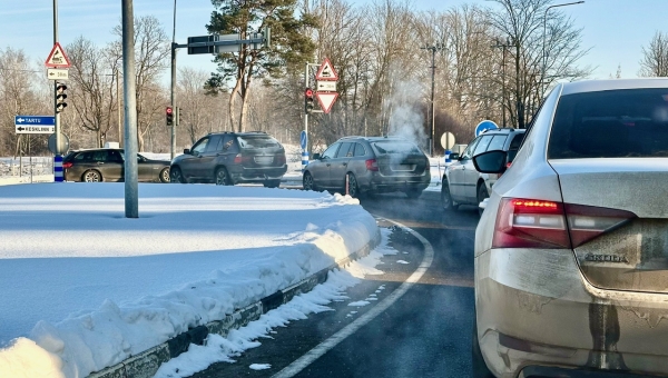 Raudteeülesõidul tekkis pikk viivitus Kubja poolt tulijatele, sest punane tuli ei kustunudki ära. Esimesena foori taga oleval juhil soovitas üks tagapool oleva auto juht lihtsalt sõita punase tule alt läbi ja nii pääses terve kolonn liikvele. Selliseid häireid olevat olnud ka varem. FOTO: Kalev Annom